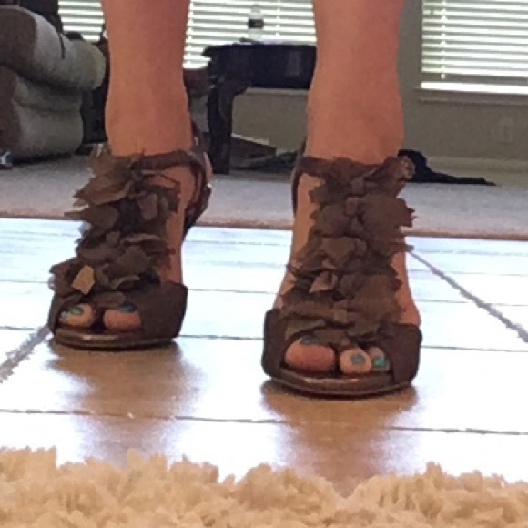 Banana Republic metallic brown heels w/bows on top - Picture 4 of 8